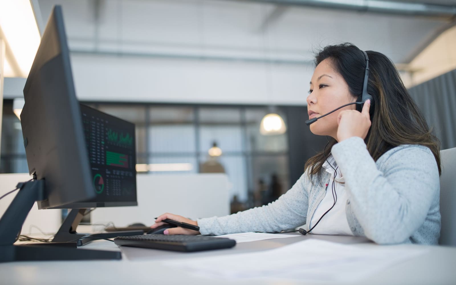 Asistente administrativa trabajando en oficina