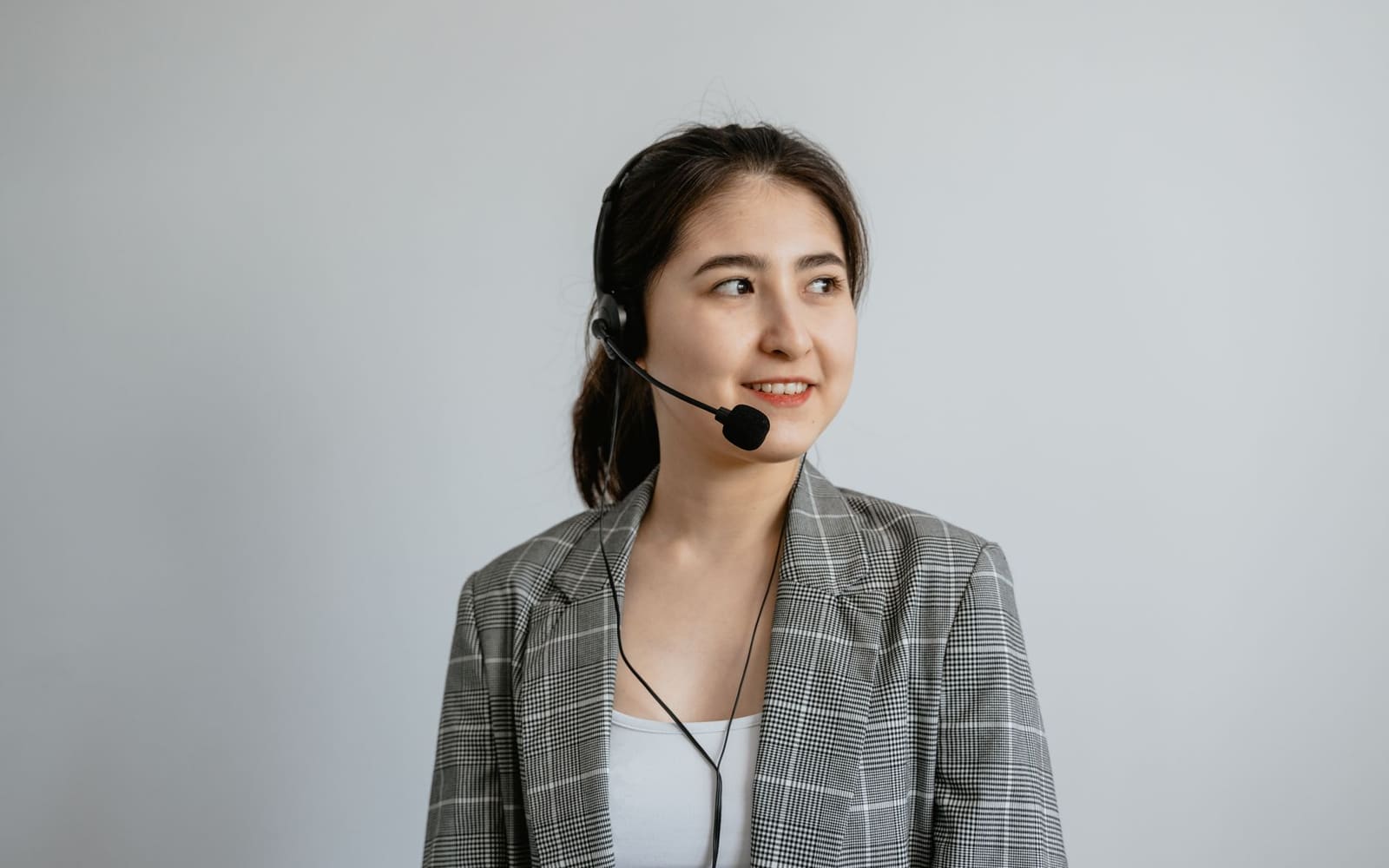 Asesora de contact center atendiendo con audífonos