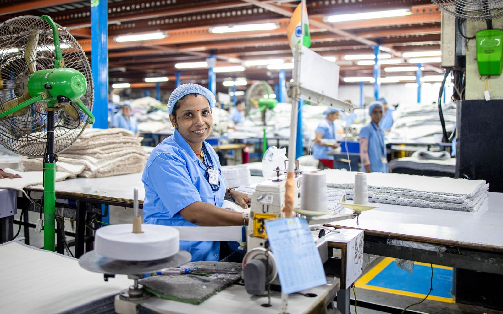 Operaria de producción trabajando en línea de planta