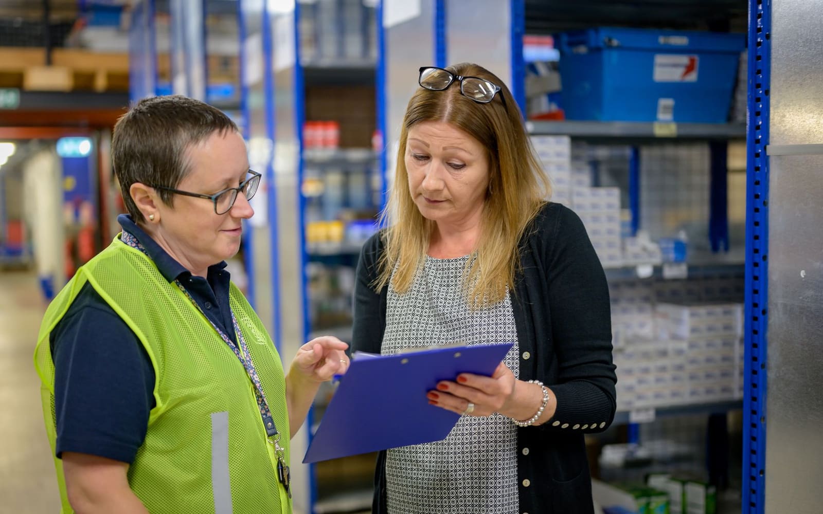 Supervisor de operaciones revisando avance con tablet en almacén