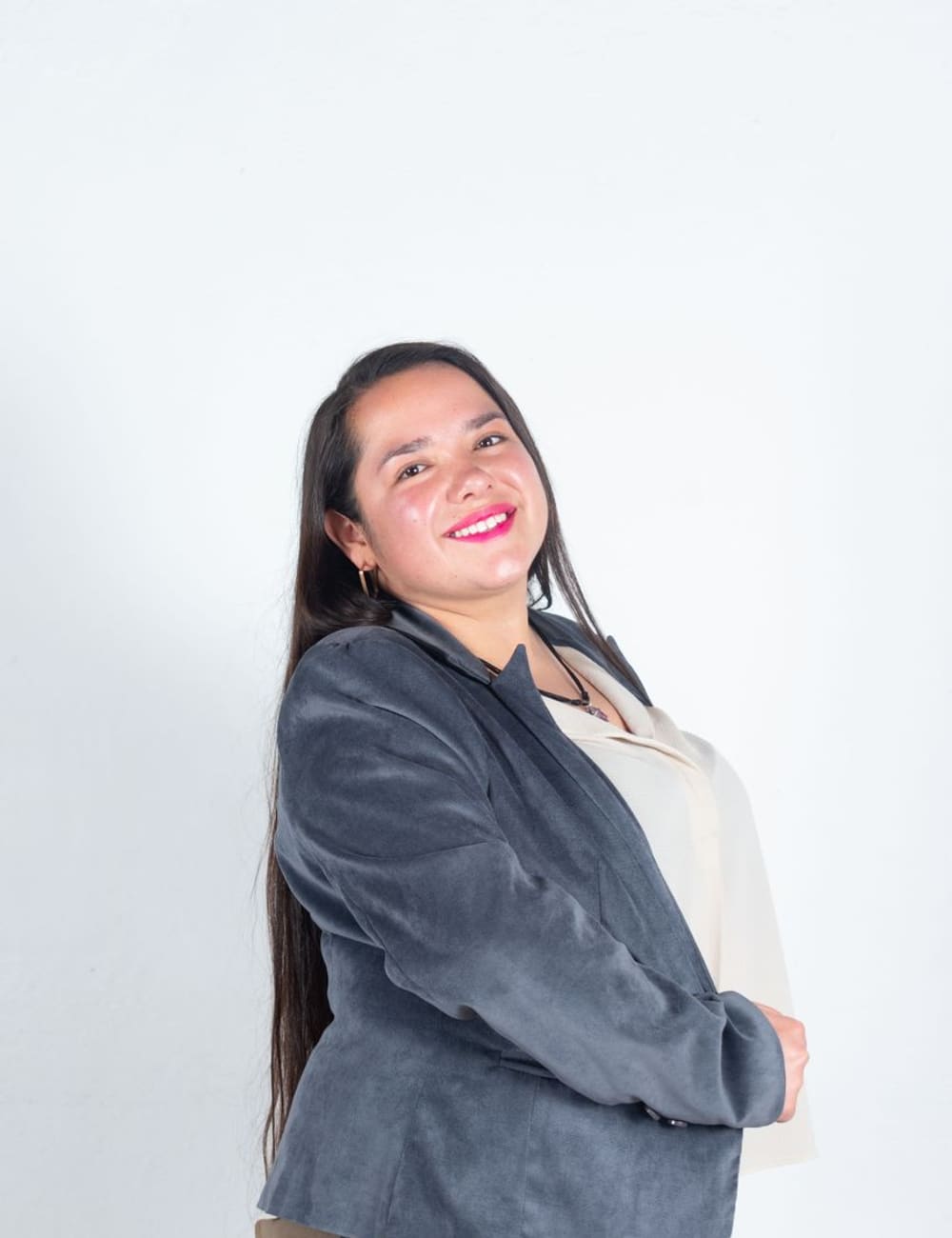 Asesora comercial sonriendo, lista para atenderte