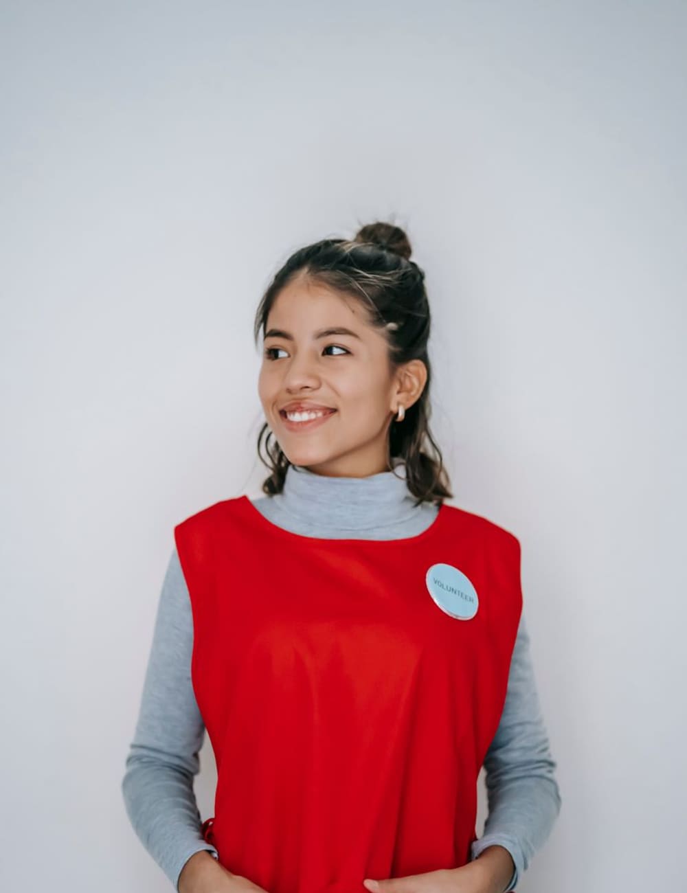 Colaborador de tienda sonriendo durante su turno