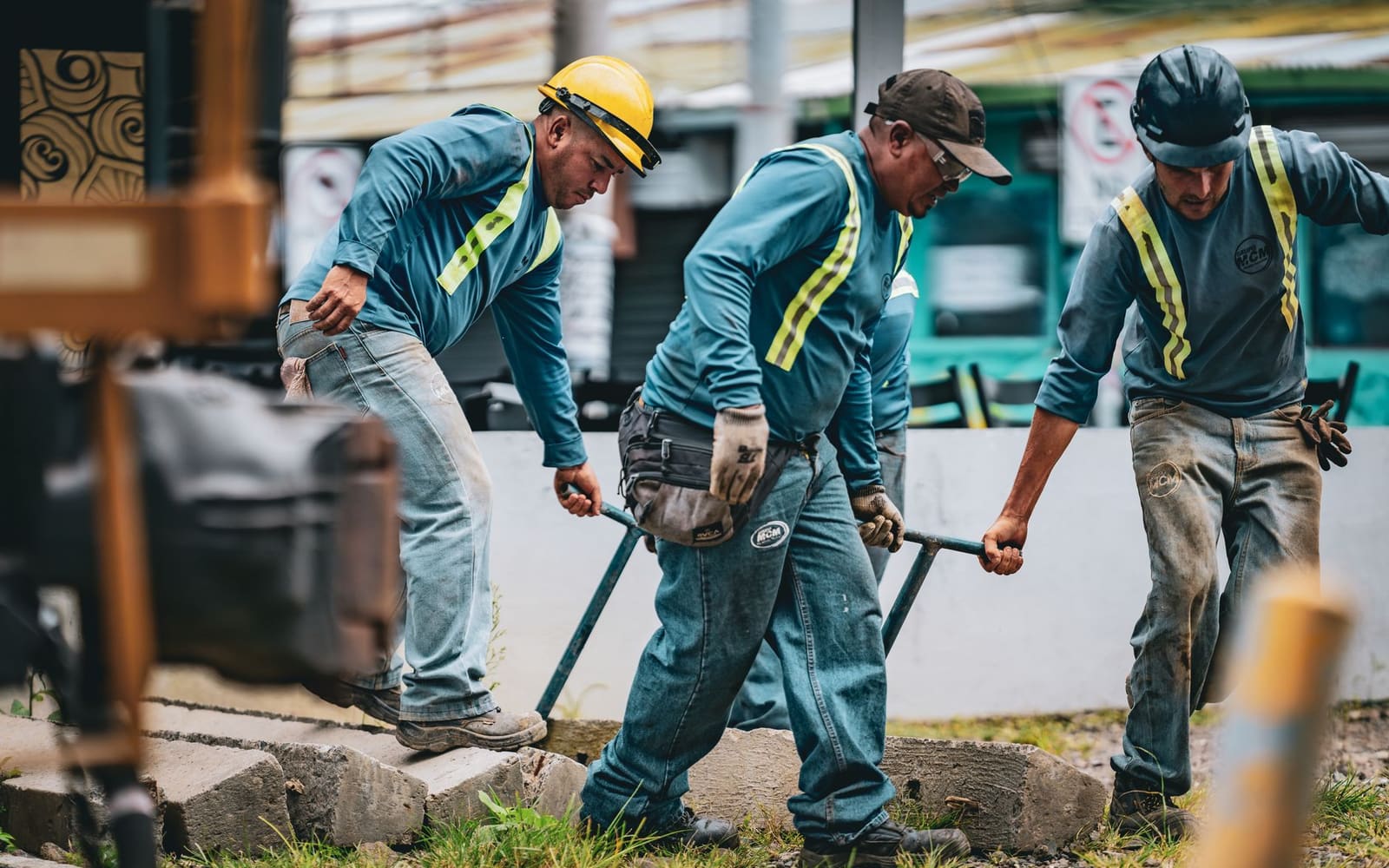 Equipo de trabajadores operativos colaborando en planta