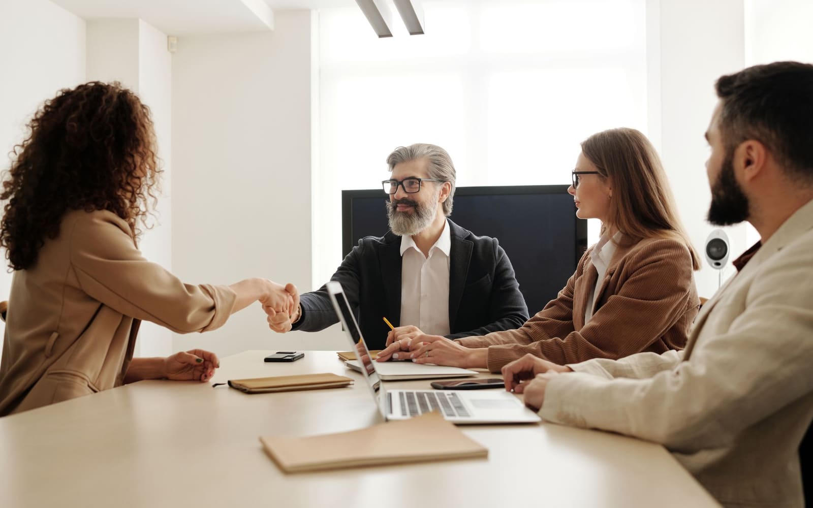 Equipo de reclutamiento en reunión de trabajo